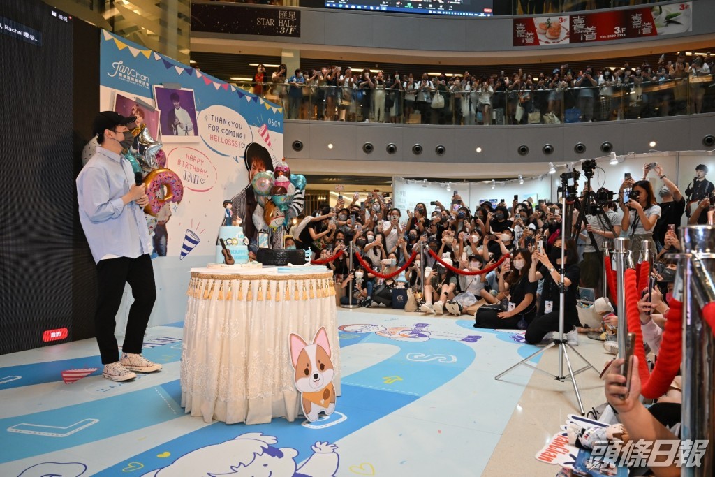 一眾Hellosss於九展為Ian舉行一連10日的慈善義賣及展覽。